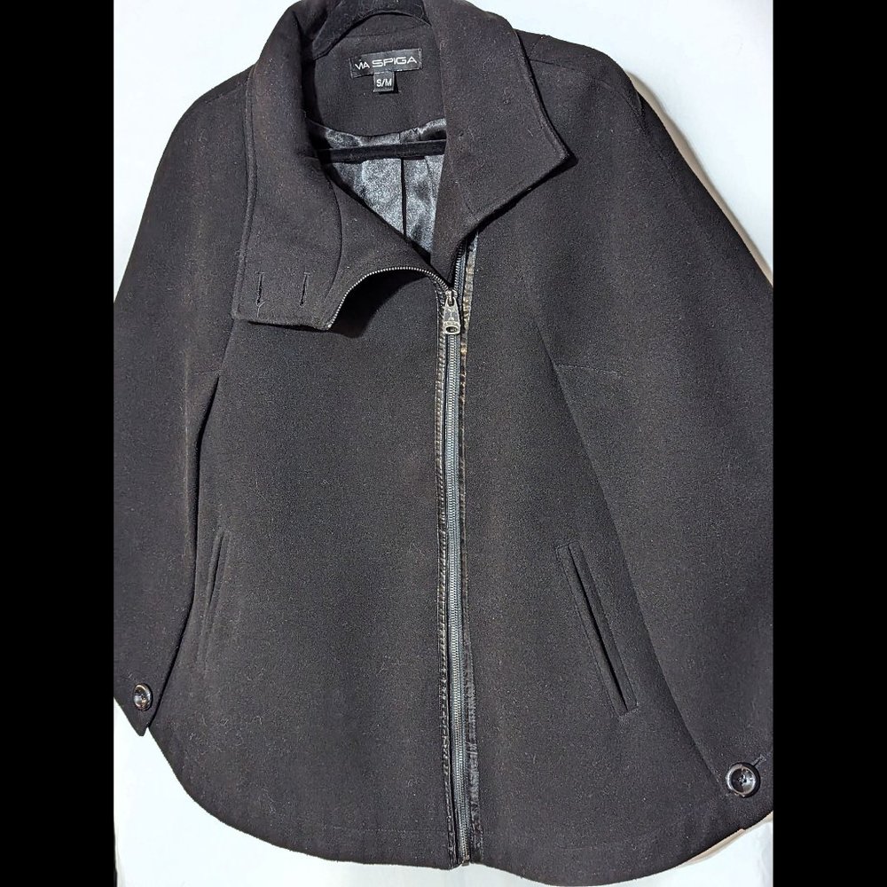 Superb & Elegant VIA SPIGA Size S/M Black Lined Cape w/ Shiny Pleather Trim - Picture 3 of 5